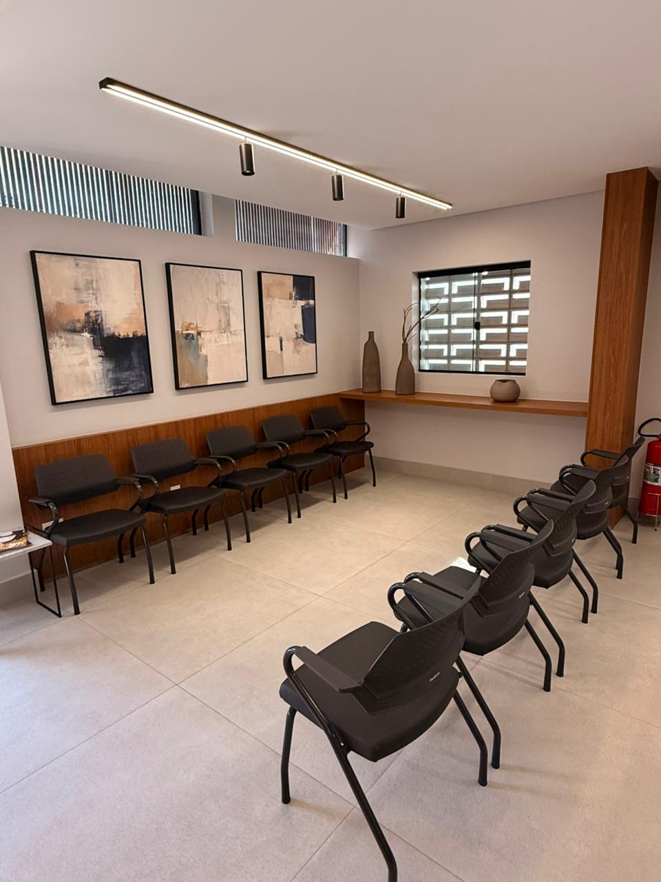 Sala de espera com obras de arte