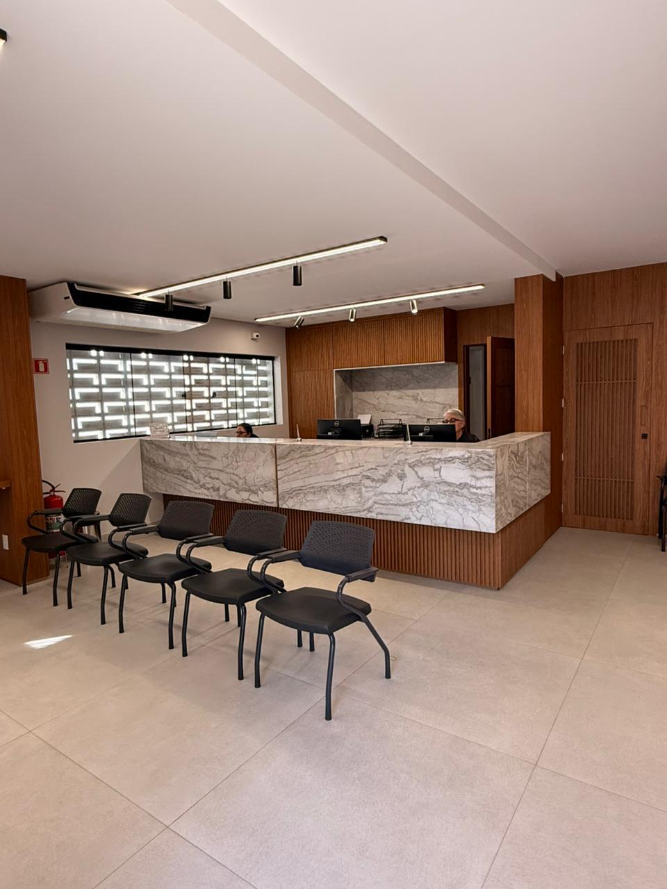 Recepção em mármore da clínica SEAD